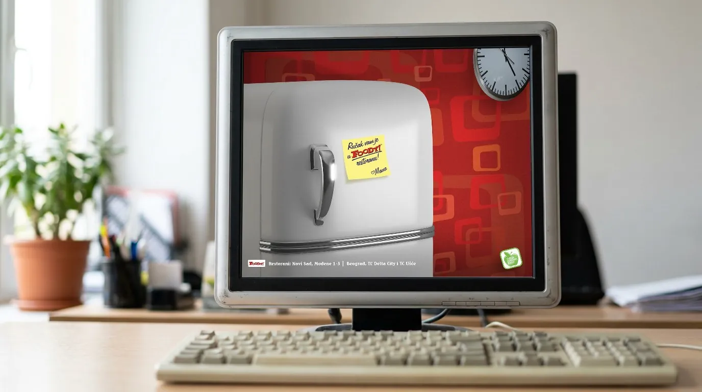 Foody! Restaurants: the desktop wallpaper, a note from Mama on a white fridge reading Ručak vam je u Foody! restoranu!, with the restaurant addresses along the bottom, full screen on an older square office monitor at lunchtime, a beige keyboard in front