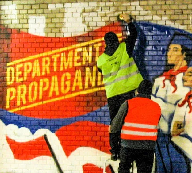 Propaganda Department: Painting the Munich mural at night in work vests