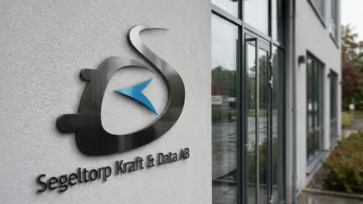 Segeltorp Kraft & Data AB: the logo in brushed steel beside an office entrance