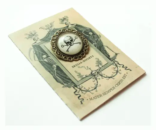 The Skulls Society: Brooch card in perspective on white